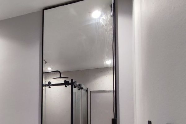 Зеркало в ванную в черной раме.jpg